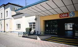 Zumindest beim Eingang gibt es Rampen, damit Bahnsteig 1 barrierefrei erreichbar ist.