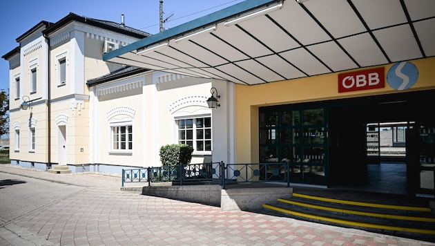 Zumindest beim Eingang gibt es Rampen, damit Bahnsteig 1 barrierefrei erreichbar ist.