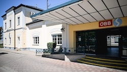 Zumindest beim Eingang gibt es Rampen, damit Bahnsteig 1 barrierefrei erreichbar ist.