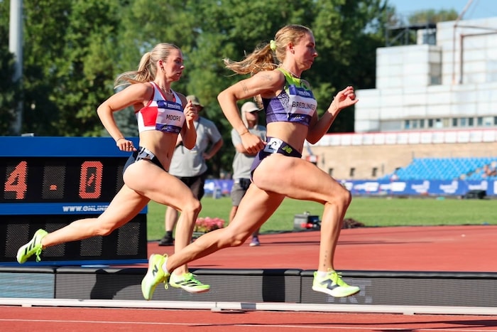 Caroline Bredlinger (r.)