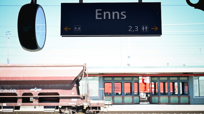 Die Bahnsteige 2 und 3 sind für gebrechliche Menschen, Rollstuhlfahrer oder Mütter mit ...