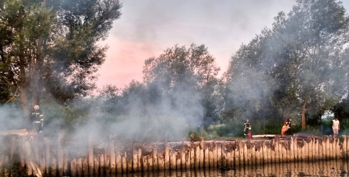 Die Spundwand wurde zu einem großen Teil ein Raub der Flammen.