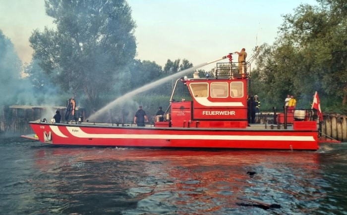 Auch Feuerwehrboote aus Hard und Bregenz waren im Einsatz.