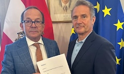 Nationalratspräsident Peter Haubner (l.) nahm die Petition entgegen.