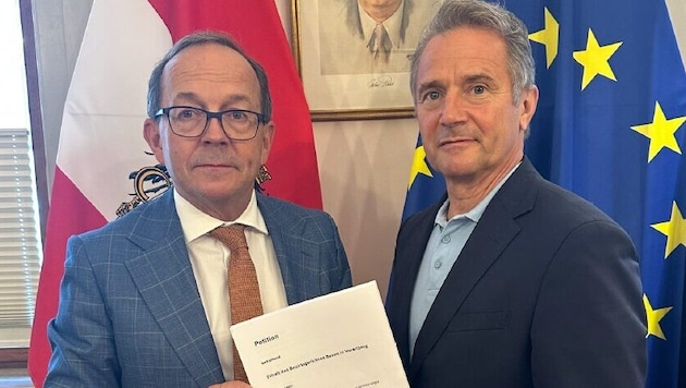 Nationalratspräsident Peter Haubner (l.) nahm die Petition entgegen.
