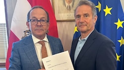 Nationalratspräsident Peter Haubner (l.) nahm die Petition entgegen.