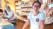 Katharina Prattes im Verkaufsraum der Bäckerei Rothwangl. 
