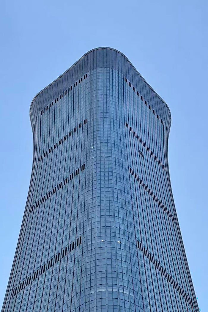 An der Fassade des Wolkenkratzers war nur ein verhältnismäßig kleiner Schaden zu sehen.