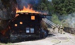 Zahlreiche Einsatzkräfte waren beim Brandgeschehen vor Ort.