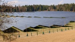 Erneuerbare Energie wie hier vom Solarpark Dobl-Zwaring deckt mittlerweile 40 Prozent des ...