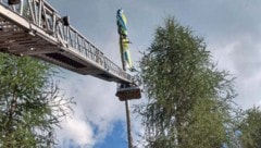 Ein 73-Jähriger blieb mit seinem Gleitschirm in 15 Metern Höhe in einem Baum hängen, die ...