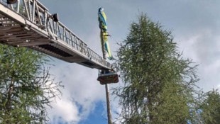Ein 73-Jähriger blieb mit seinem Gleitschirm in 15 Metern Höhe in einem Baum hängen, die ...