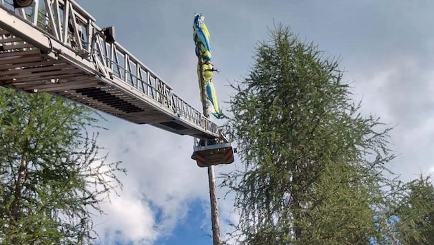 Ein 73-Jähriger blieb mit seinem Gleitschirm in 15 Metern Höhe in einem Baum hängen, die ...