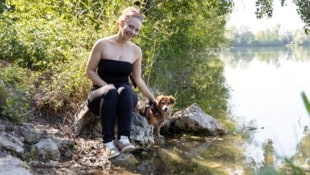 Patrizia Garmisch mit ihrer Hündin Michelle am Wasser.