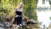 Patrizia Garmisch mit ihrer Hündin Michelle am Wasser.