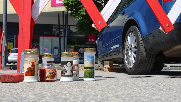 Nach dem Unglück am 26. Juni in Ebensee stellten Trauernde Kerzen im Gedenken an den ...