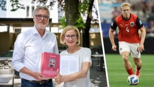 Während Xaver Schlager dem runden Leder nachjagt, leitet Vater Uwe Schlager – hier mit ...