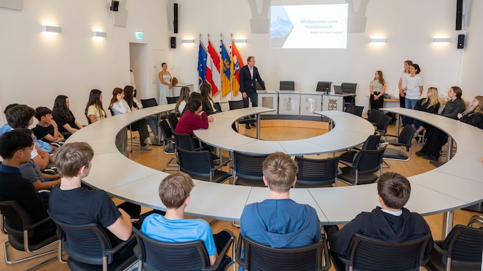 Für einige Klassen wurden im Gemeinderatssitzungssaal des Rathauses Klimakonferenzen simuliert.