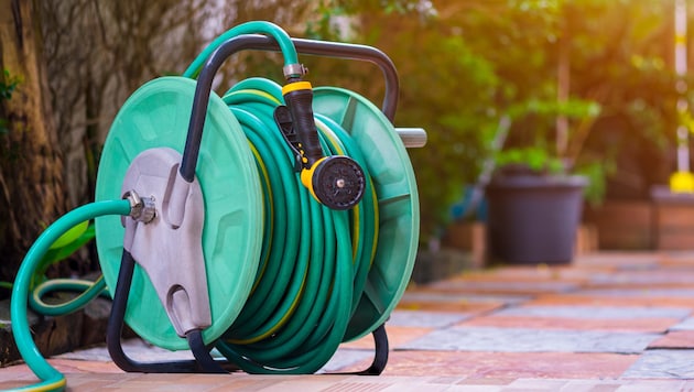 In Nordrhein-Westfalen hat sich ein Kind (7) beim Spielen mit einem heißen Gartenschlauch im ...