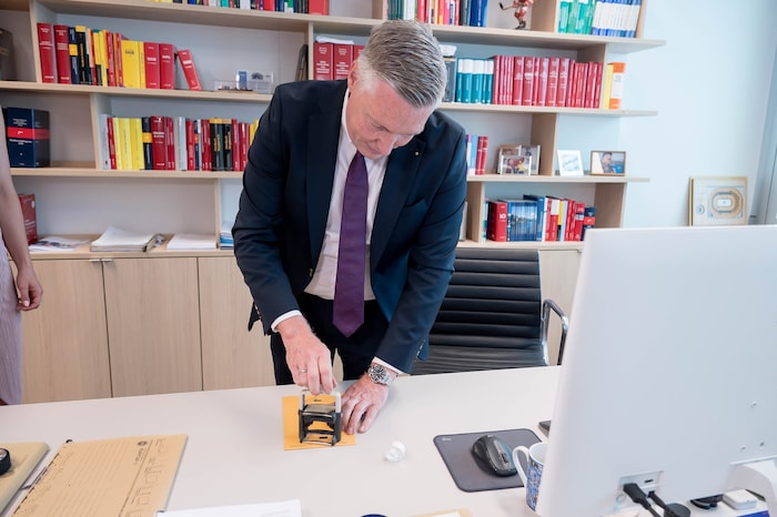 Anwalt Markus Mayer versiegelt das Kuvert.