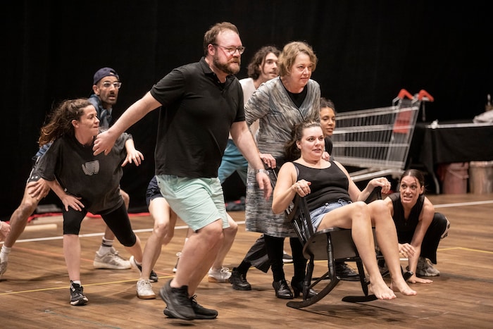 Probe zur „Frau ohne Schatten“ mit Brian Mulligan und Nina Stemme sowie Ambur Braid im Sessel.