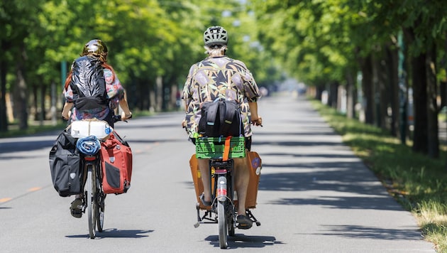 Auch im Straßenverkehr wird aktuell die Hitze zur Gefahr. (Symbolbild)