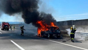 Der Pkw wurde ein Raub der Flammen.