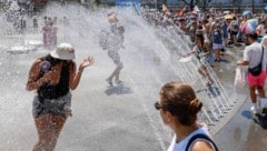 Beim Christopher Street Day in München ist am Samstag Sprühnebel eingesetzt worden, um die ...