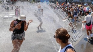 Beim Christopher Street Day in München ist am Samstag Sprühnebel eingesetzt worden, um die ...