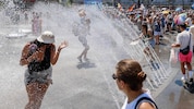 Beim Christopher Street Day in München ist am Samstag Sprühnebel eingesetzt worden, um die ...