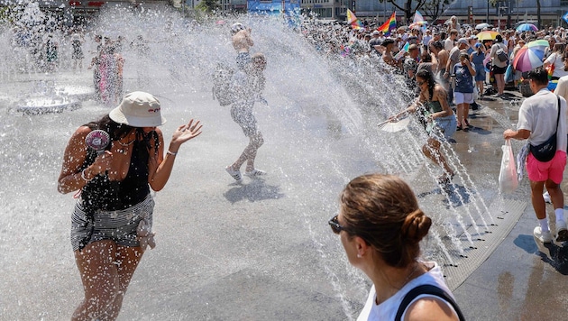 Beim Christopher Street Day in München ist am Samstag Sprühnebel eingesetzt worden, um die ...