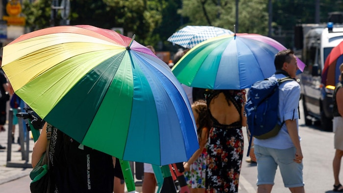Trotz der hohen Temperaturen nahmen Tausende Menschen am Christopher Street Day in München teil.