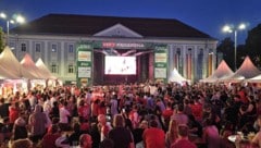 Trotz des frühen Ankicks war das Public Viewing am Neuen Platz bis zum letzten Platz gefüllt