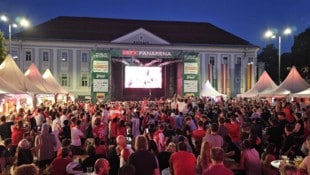 Trotz des frühen Ankicks war das Public Viewing am Neuen Platz bis zum letzten Platz gefüllt