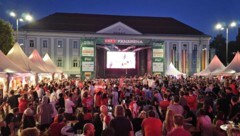Trotz des frühen Ankicks war das Public Viewing am Neuen Platz bis zum letzten Platz gefüllt