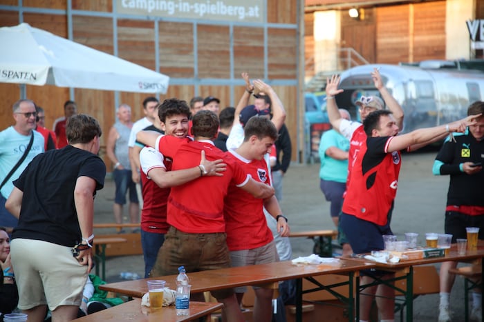 Ausgelassene Szenen beim Partystadl unweit der Strecke.