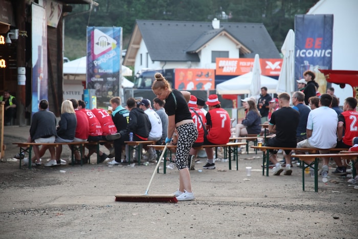 Die Aufräumarbeiten für die nächste Partynacht laufen schon.