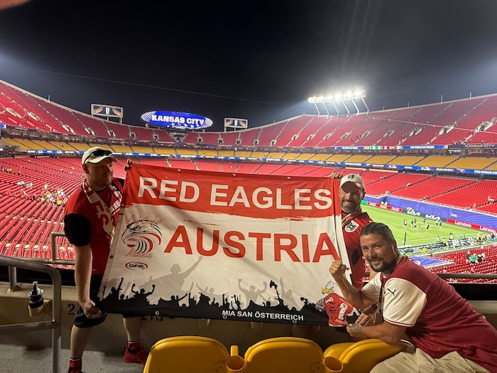 Die Red Eagles Austria mit Obmann Robert Schwaighofer (re.) blieben nach dem Schlusspfiff noch ...