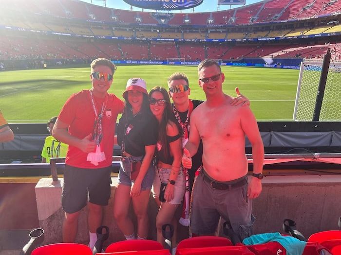 Gernot Thierschädl (re.) mit anderen Mitgliedern der „GLBG Crew“ im Stadion von Kansas City.