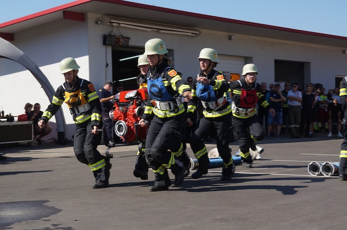 Die Feuerwehrdamen zeigen ihr Können