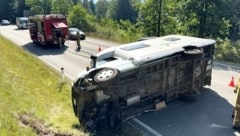 Ein Wohnmobil landete durch den Unfall auf der Seite.