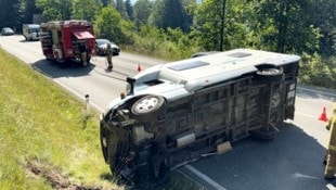 Ein Wohnmobil landete durch den Unfall auf der Seite.