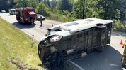 Ein Wohnmobil landete durch den Unfall auf der Seite.