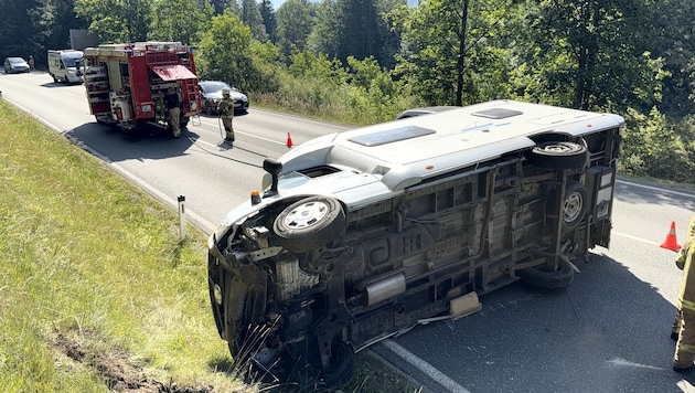 Ein Wohnmobil landete durch den Unfall auf der Seite.