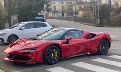 Mit einem Ferrari SF90 Stradale war der Verdächtige unterwegs (Symbolbild).