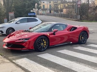 Mit einem Ferrari SF90 Stradale war der Verdächtige unterwegs (Symbolbild).