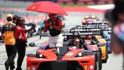 Marcel Hirscher durfte Lewis Hamilton bei der Fahrerparade pilotieren