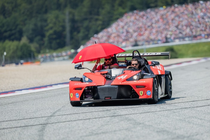 Marcel Hirscher durfte mit Beifahrer Lewis Hamilton eine Runde um den Red Bull Ring drehen.