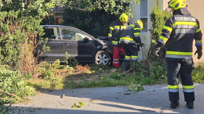 Der Pkw musste mittels Seilwinde aus dem Garten geborgen werden.