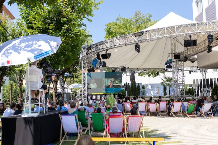Literarischer Hotspot bei Sommerhitze: Bachmann-Park